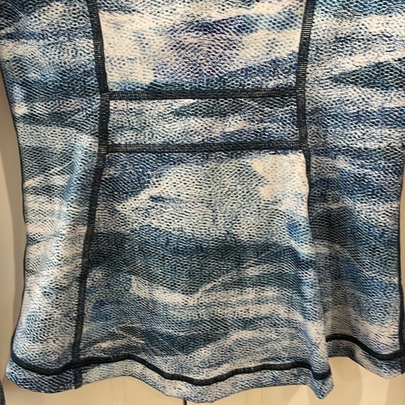 Lululemon Define Blue Patterned Zippered Jacket—Like New Condition!  BEAUTIFUL-4 - Picture 8 of 8